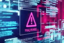 Malware-Warnhinweis umgeben von Code-Schnipseln